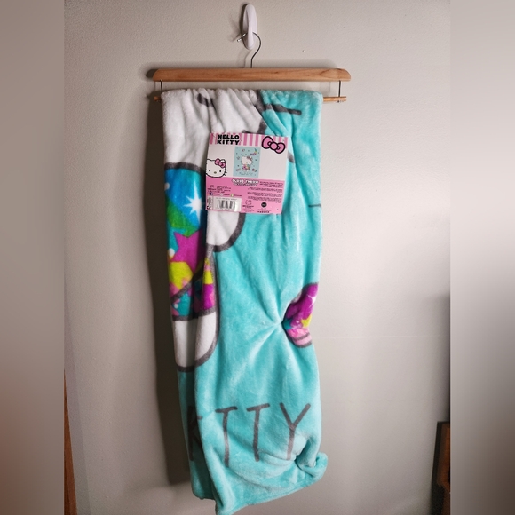 Hello Kitty Cloud Throw Blanket - Picture 2 of 6